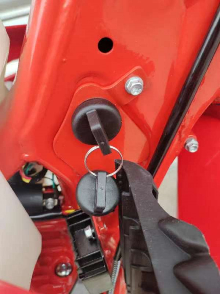 300012 Мотоцикл Regulmoto Holeshot Red Edition (4 valves)